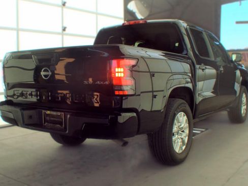 Used 2023 Nissan Frontier SV AWD/4WD image 2
