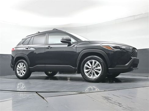 Used 2023 Toyota Corolla Cross LE image 34