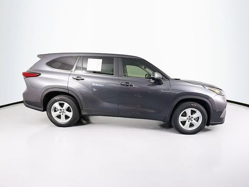 Used 2023 Toyota Highlander LE FWD image 11