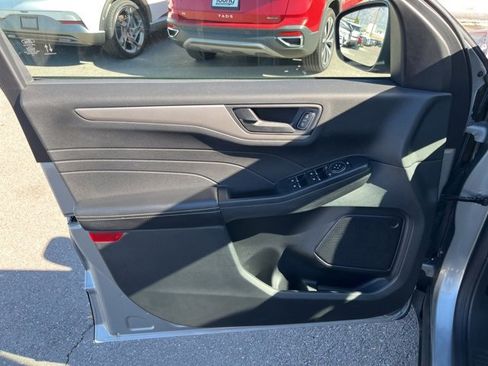 Used 2022 Ford Escape SE w/ SE Sport Appearance Package image 16