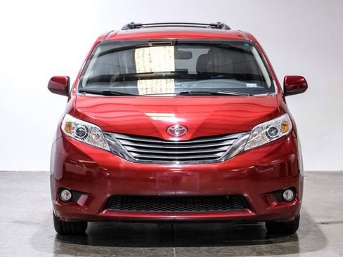 Used 2017 Toyota Sienna XLE Premium image 7