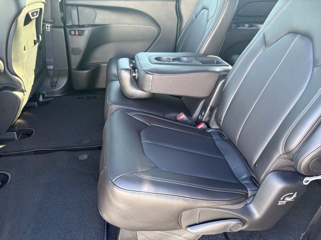 New 2027 Chrysler Pacifica Select FWD image 11