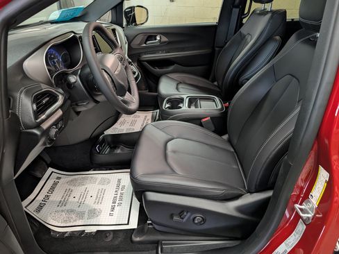 New 2027 Chrysler Pacifica Select AWD/4WD image 13