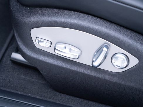 Certified 2025 Porsche Macan AWD/4WD image 15