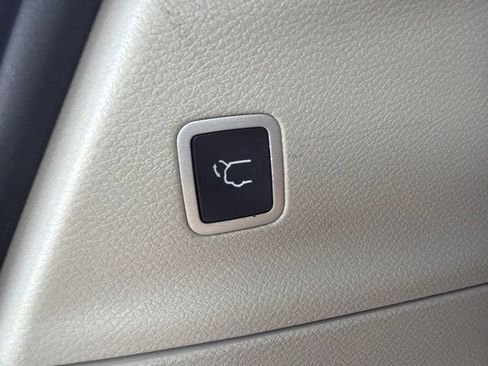 Used 2023 Chrysler Pacifica Touring-L FWD image 10