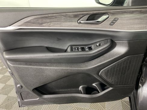 Used 2024 Jeep Grand Cherokee L Limited w/ Luxury Tech Group II AWD/4WD image 15