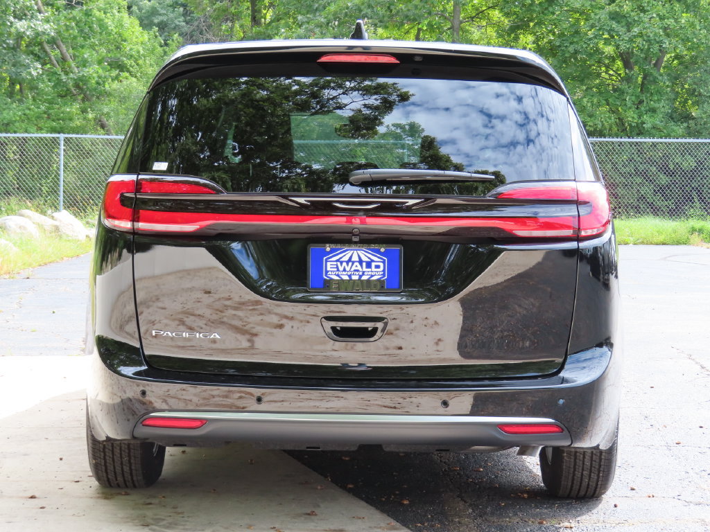 New 2027 Chrysler Pacifica Select FWD image 16