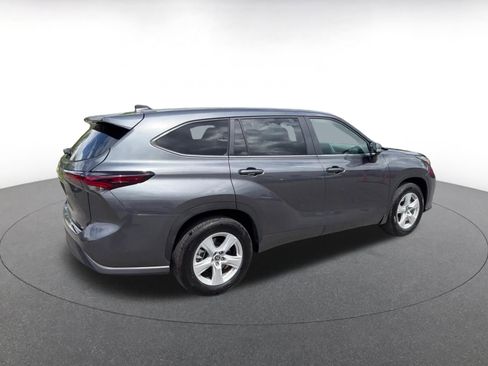 Used 2025 Toyota Highlander LE FWD image 14