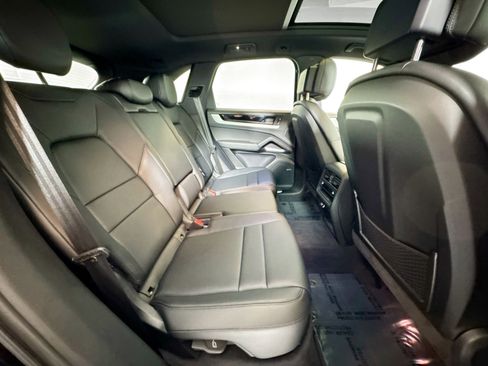 Used 2025 Porsche Cayenne image 23