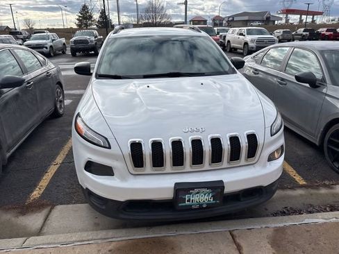 Used 2016 Jeep Cherokee Sport image 4