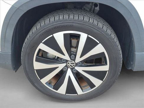 Used 2023 Volkswagen Taos SE w/ Panoramic Sunroof Package FWD image 10