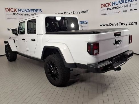 Used 2025 Jeep Gladiator Sport AWD/4WD image 6