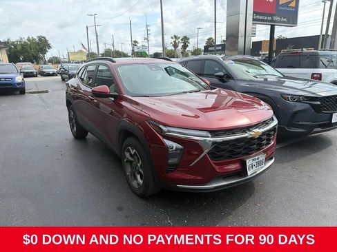 Used 2025 Chevrolet Trax LT w/ LT Convenience Package FWD image 3