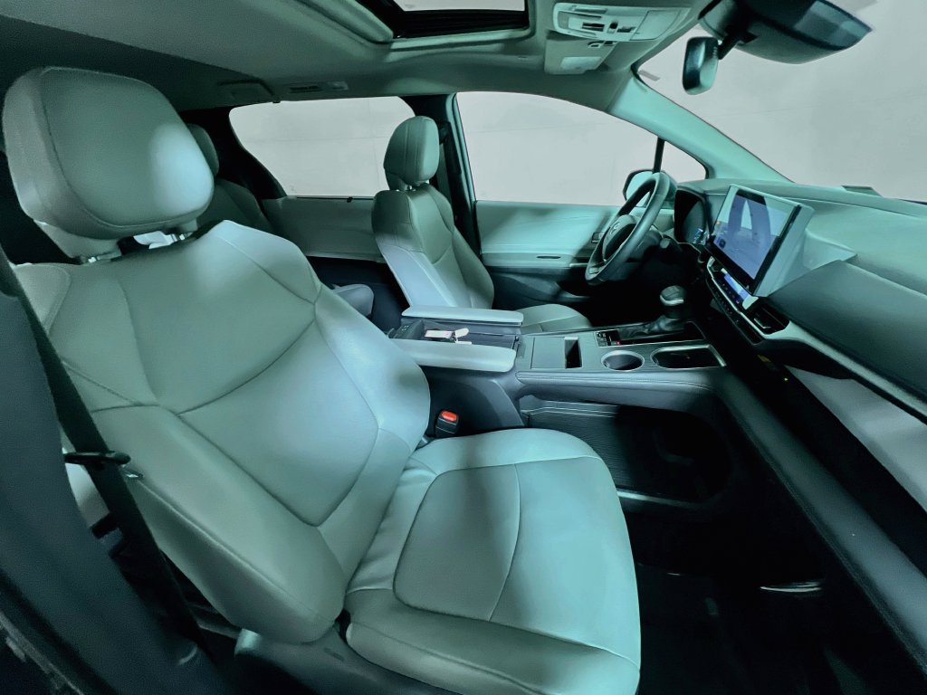 Certified 2025 Toyota Sienna XLE FWD image 26
