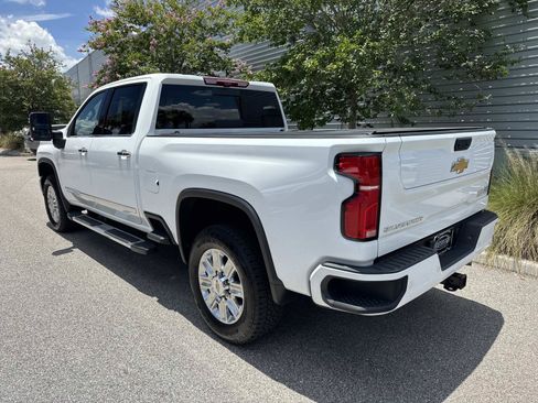 Used 2025 Chevrolet Silverado 2500 High Country w/ High Country Premium Package AWD/4WD image 3