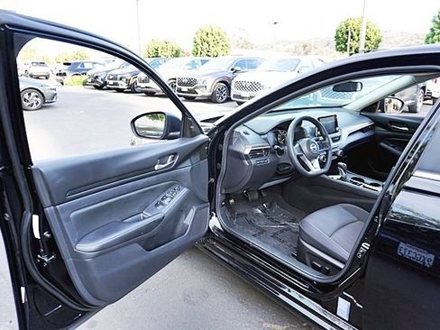 Used 2025 Nissan Altima 2.5 SV FWD image 34