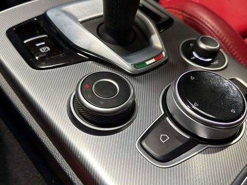 Used 2022 Alfa Romeo Stelvio Veloce AWD/4WD image 32