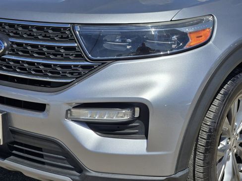 Used 2022 Ford Explorer XLT w/ Equipment Group 202A image 7