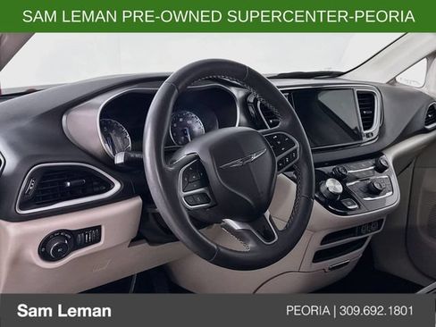 Used 2023 Chrysler Pacifica Touring-L FWD image 9