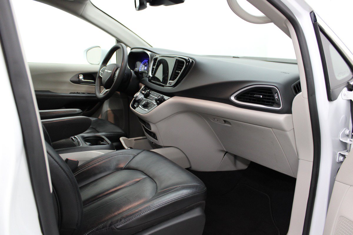 Used 2022 Chrysler Pacifica Touring-L FWD image 11