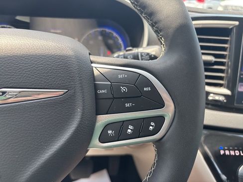 Used 2024 Chrysler Pacifica Touring-L FWD image 50