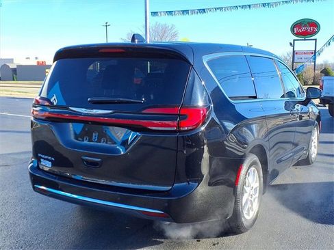 Used 2024 Chrysler Pacifica Touring-L image 18