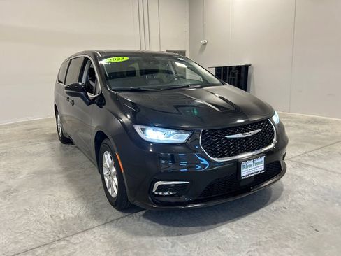 Used 2023 Chrysler Pacifica Touring-L FWD image 4