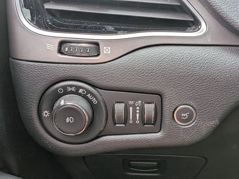 Used 2020 Jeep Cherokee Limited FWD image 23