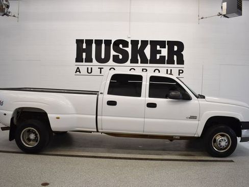 Used 2005 Chevrolet Silverado 3500 LS w/ Heavy-Duty Power Package AWD/4WD image 2
