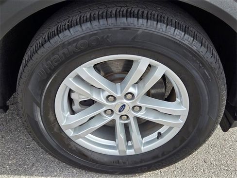 Used 2022 Ford Explorer XLT w/ Equipment Group 202A image 9