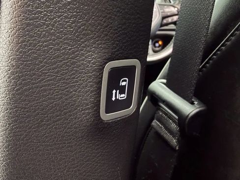 Used 2021 Chrysler Pacifica Limited w/ Uconnect Theater Family Group FWD image 29