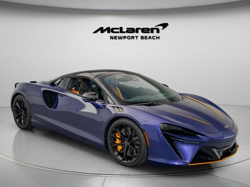 Used 2025 McLaren Artura Spider RWD image 39