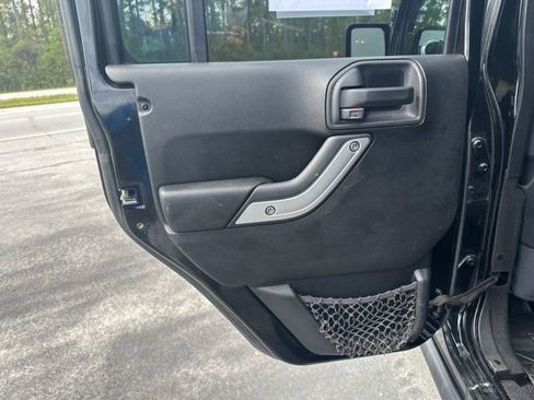 Used 2014 Jeep Wrangler Unlimited Rubicon w/ Connectivity Group image 9