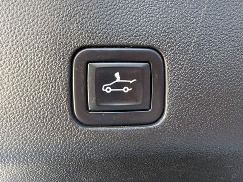 Used 2022 Chevrolet Suburban Premier AWD/4WD image 31