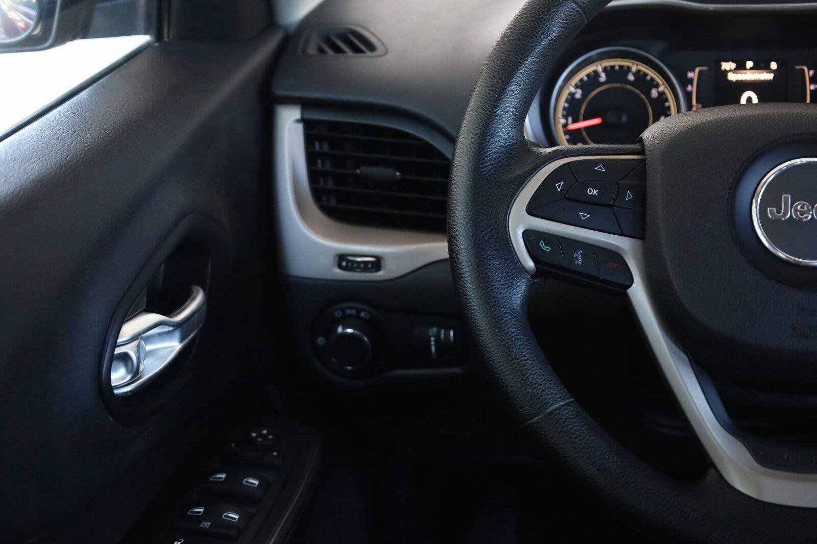 Used 2014 Jeep Cherokee Sport FWD image 31