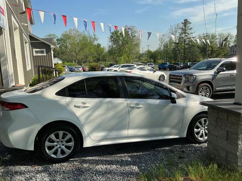 Used 2022 Toyota Corolla LE FWD image 4