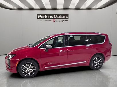 New 2027 Chrysler Pacifica Pinnacle w/ Theater Group