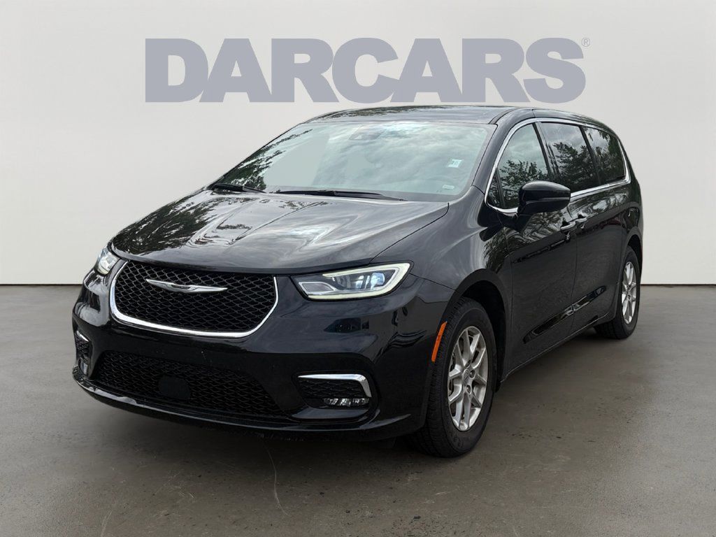 Used 2025 Chrysler Pacifica Select FWD image 3