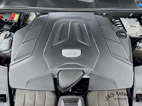 Used 2022 Porsche Cayenne Platinum Edition w/ Premium Package Plus image 37