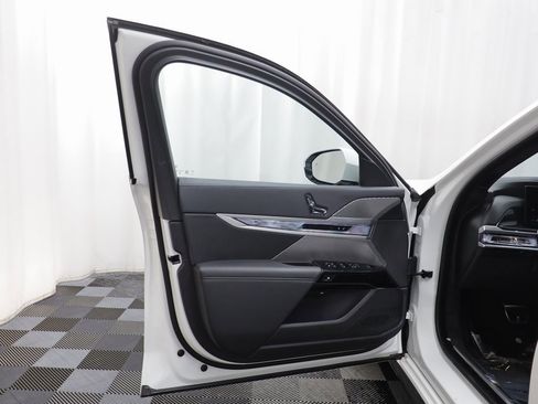 Certified 2025 BMW 740i xDrive 740i xDrive w/ Premium Package image 4