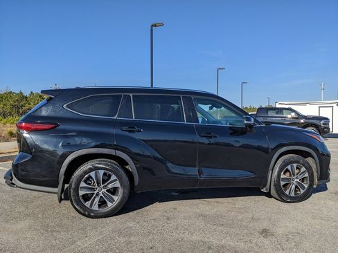 Used 2021 Toyota Highlander XLE image 21