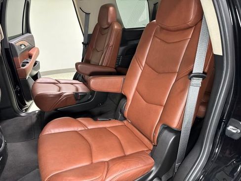 Used 2020 Cadillac Escalade Luxury w/ Escalade Sport Edition AWD/4WD image 28