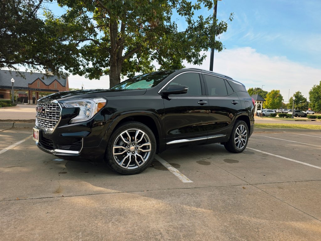 Used 2024 GMC Terrain Denali w/ Denali Premium Package AWD/4WD image 3