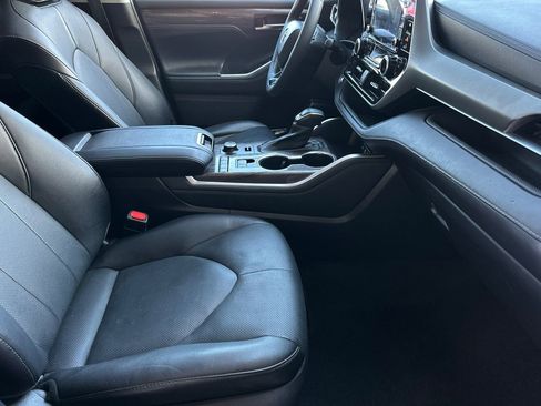 Used 2021 Toyota Highlander Limited AWD/4WD image 16
