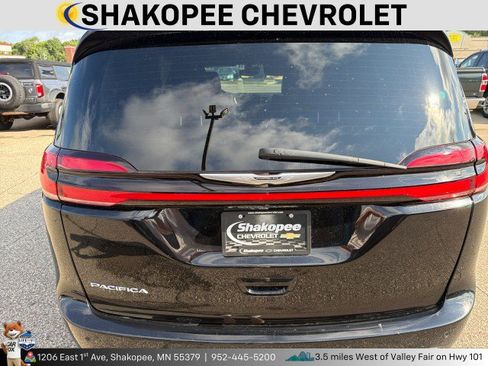 Used 2025 Chrysler Pacifica Select FWD image 3