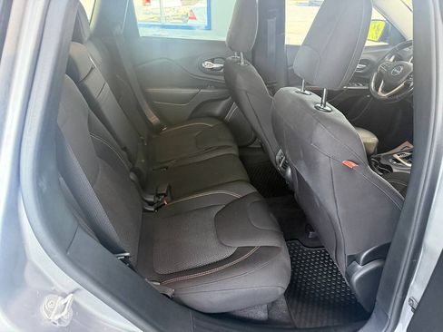 Used 2016 Jeep Cherokee Latitude FWD image 23