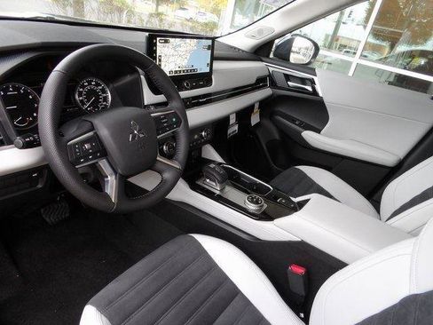 New 2025 Mitsubishi Outlander SE image 13