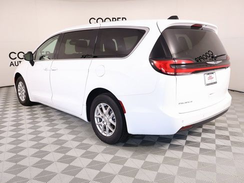 Used 2024 Chrysler Pacifica Touring-L image 23