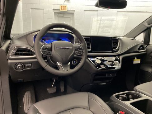 New 2026 Chrysler Pacifica Select image 9