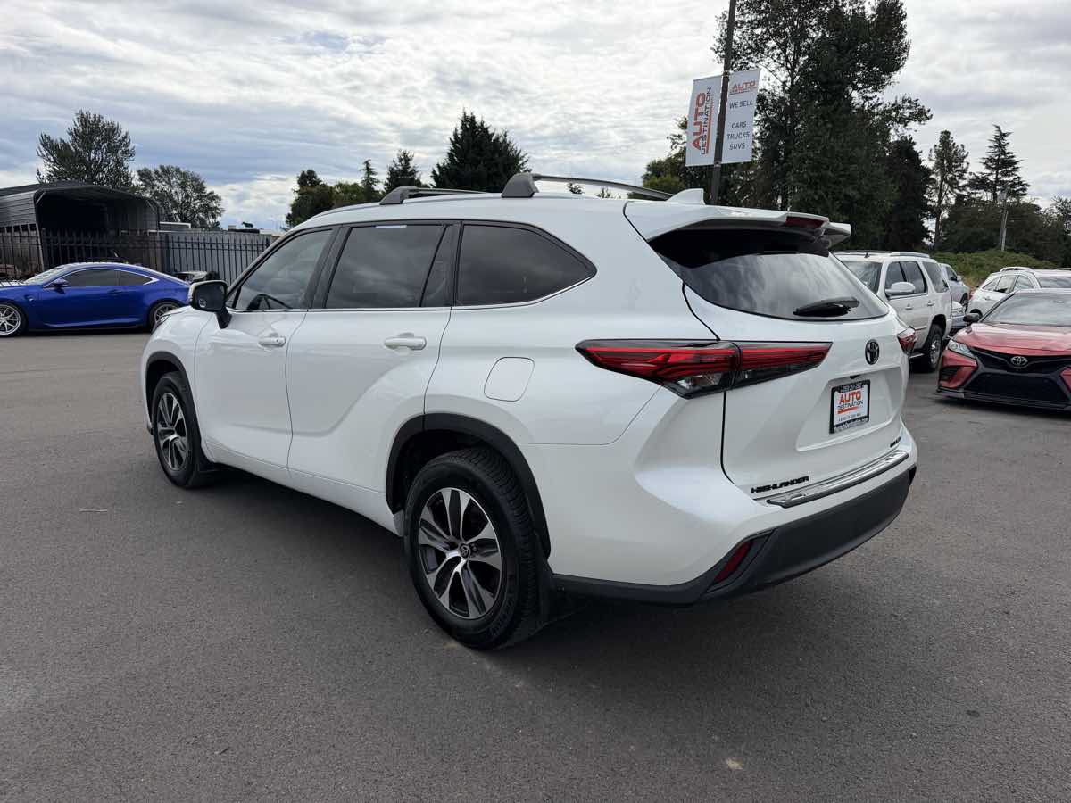 Used 2020 Toyota Highlander XLE AWD/4WD image 6